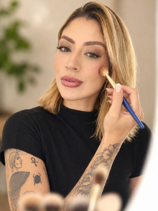 Vivi seguindo o passo a passo de maquiagem